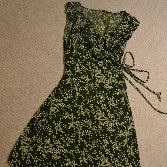 Dresses & Skirts - Green floral wrap around dress NWOT
